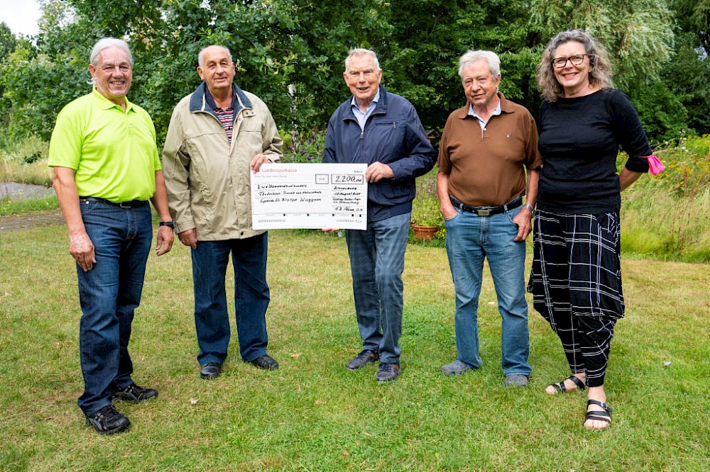 18.08.2021 Übergabe des Spendenschecks im FUN-Biotop Waggum Foto: Detlef Schiel Von links: Bernd Rabe, Obermeister Hans-Dieter Ahrens und Logenbruder Günter Markwort von der Lessing-Raabe-Loge Braunschweig, Ewald Rentz, Edith Grumbach-Raasch