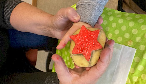 Kartoffeldruck im benachbarten Kindergarten