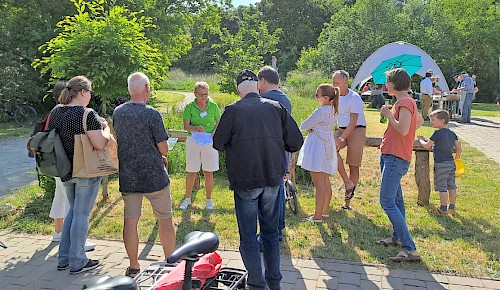 Barbara erzählt wissenswertes über den NEZ- Garten