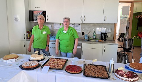 Am Kuchenbuffet - Monika und Elvira