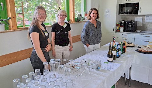 Die Getränke wurden gereicht von Pauline, Renate und Corinna