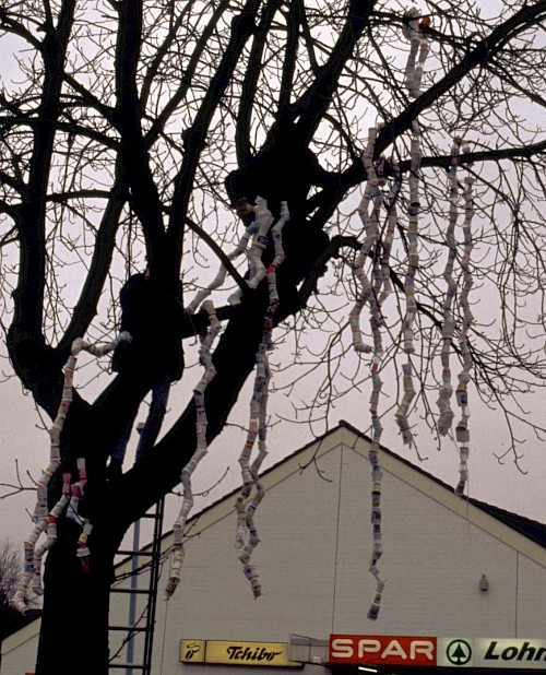 Der Baum mit dem Schmuck aus Plastikbechern