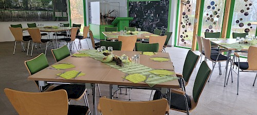 Die eingedeckten Tische im NEZ