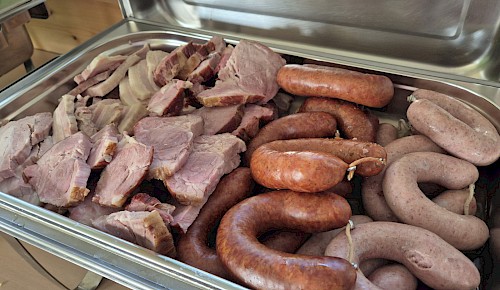 Bregenwurst und Fleisch satt