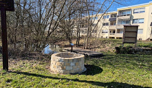 Brunnen, Teich und Trockenmauer am NEZ