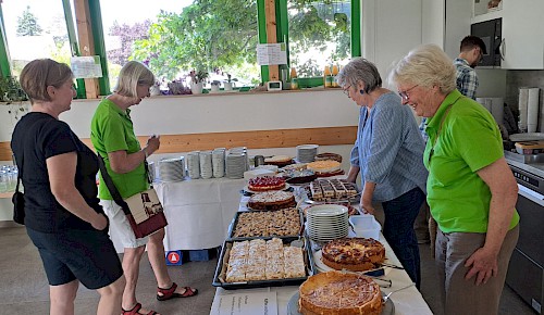 Kaffe und Kuchen satt