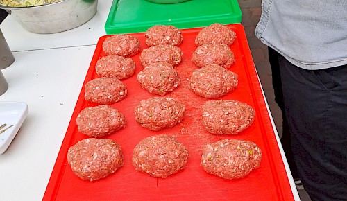 Die Rindfleisch-Bifteki warten auf den Grill